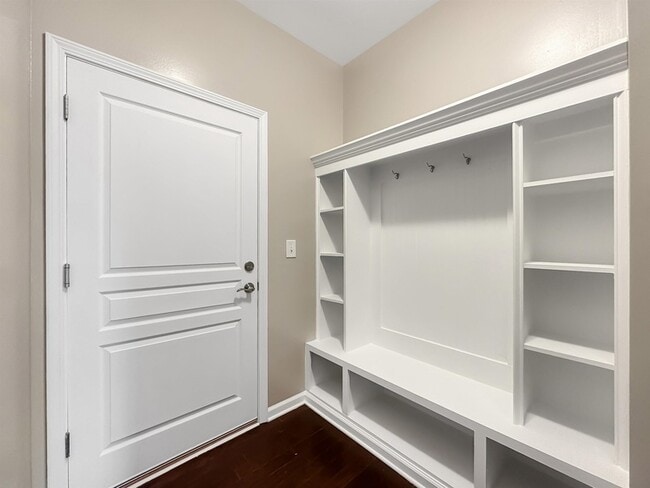 Building Photo - 813 Firefly Ct