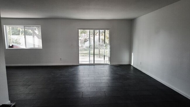 Building Photo - Contemporary 4-bedroom, 3-bath remodeled h...