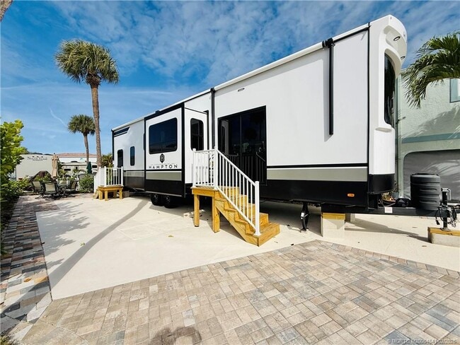 Building Photo - 10725 S Ocean Dr