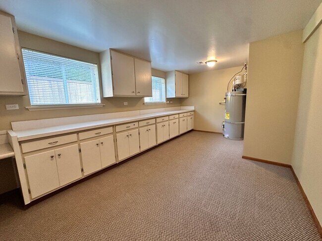 Building Photo - Tradition Kirkland Split Level with Gorgeous Views nestled in the middle of NorKirk