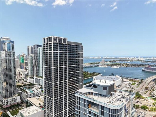 Building Photo - 601 NE 1st Ave