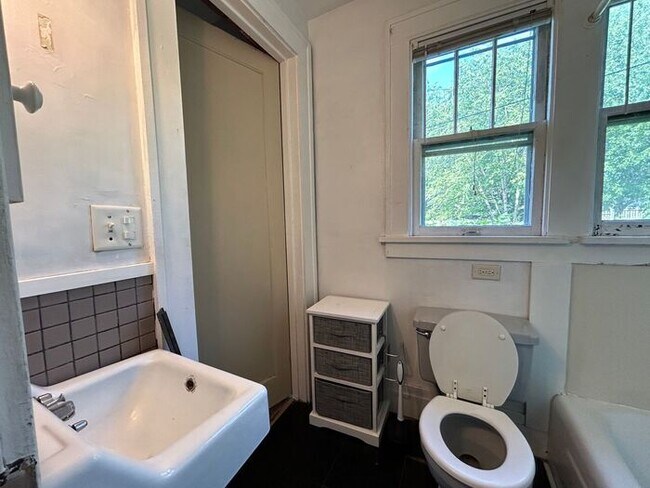 Building Photo - $1,800 | 3 Bedroom, 2 Bathroom Multi Floor...