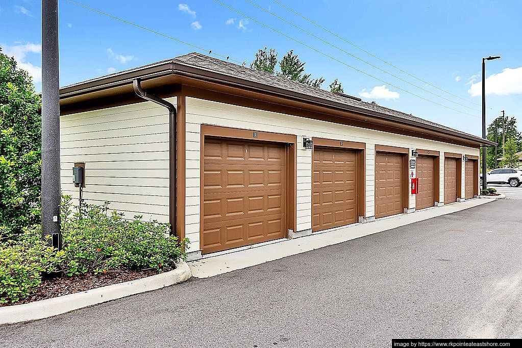 Building Photo - 2423 Areca Palm Dr