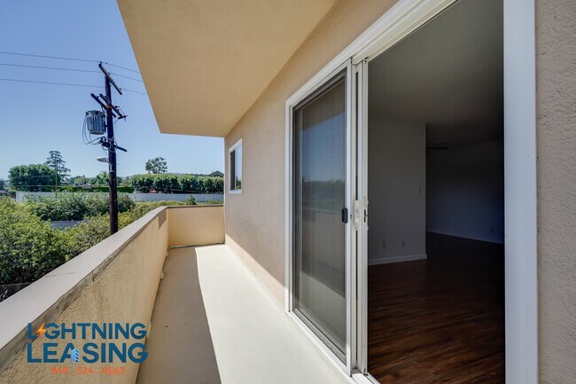 Building Photo - 17348 Burbank Blvd