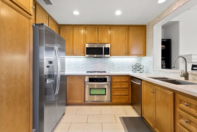 Building Photo - Amazing Ladera Ranch Townhome with Upgrades and a View!