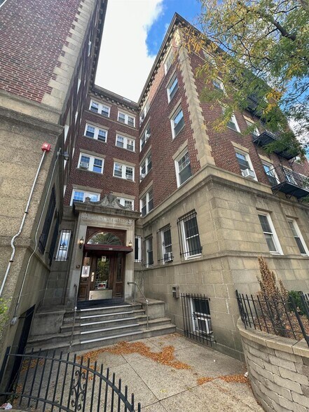 Building Photo - 32 College Ave