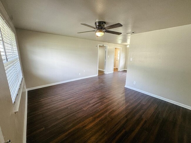 Building Photo - 305 Larkspur St