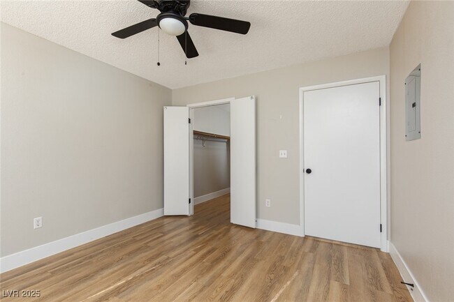 Building Photo - 7100 W Pirates Cove Rd