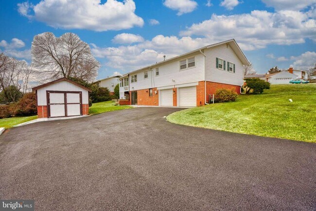 Building Photo - 1400 Mt Airy Rd