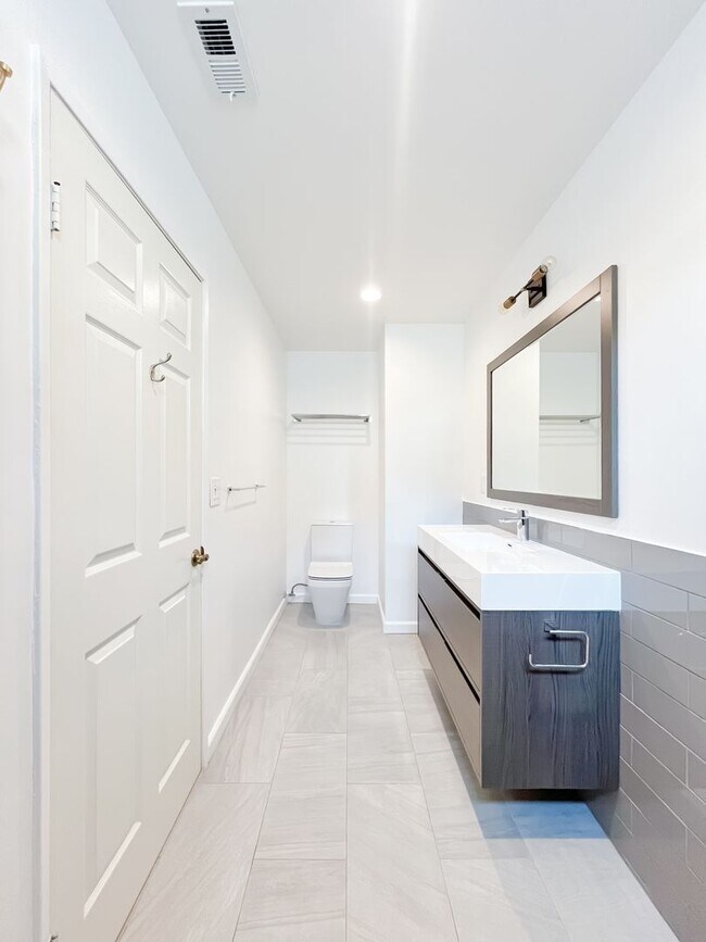 Building Photo - Breathtaking 2-Bedroom Townhome with 2-Car...