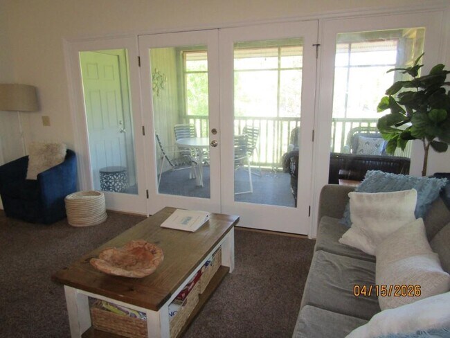 Building Photo - 1221 Lake Dr