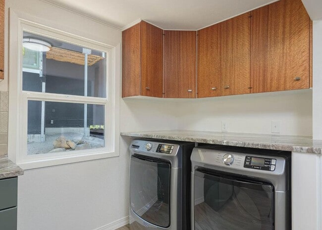 Building Photo - 266 NW Riverside Blvd