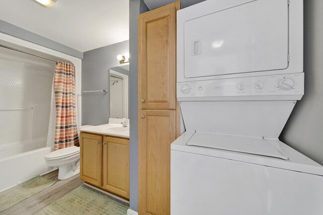 Building Photo - Lovely Two Bed Two Full Bath Condo in Fort...