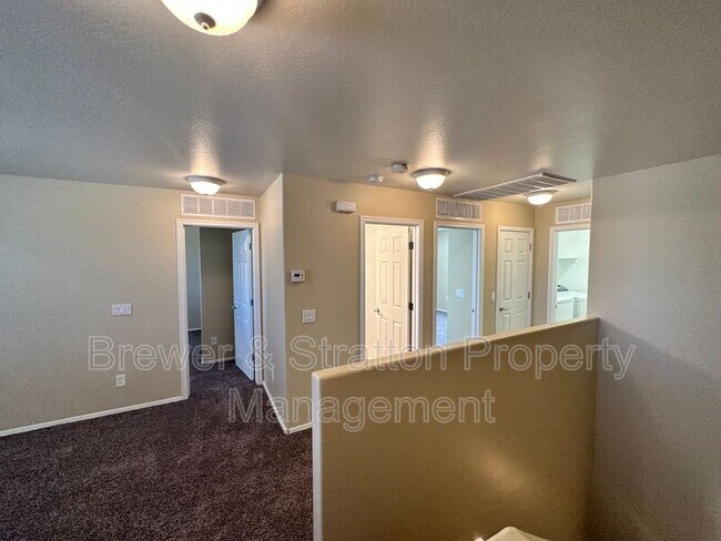 Building Photo - 2677 N Hawthorn Dr