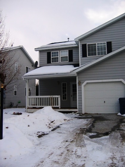 Building Photo - Spacious 3 bedroom townhouse