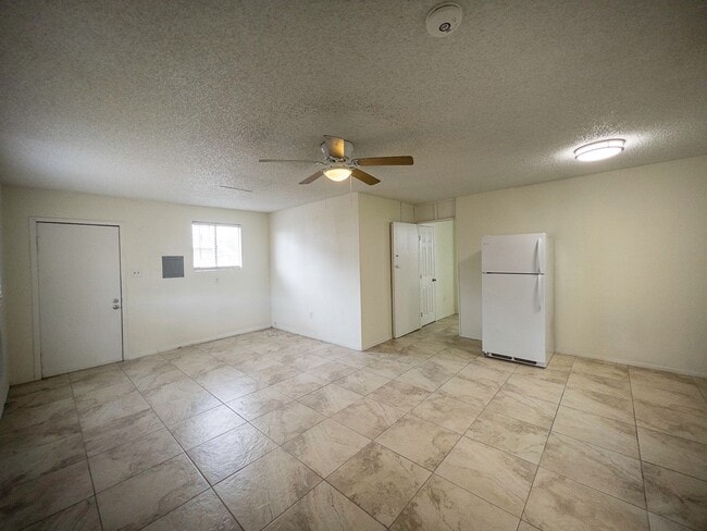 Building Photo - 1 bed and 1 bath located in Henderson!