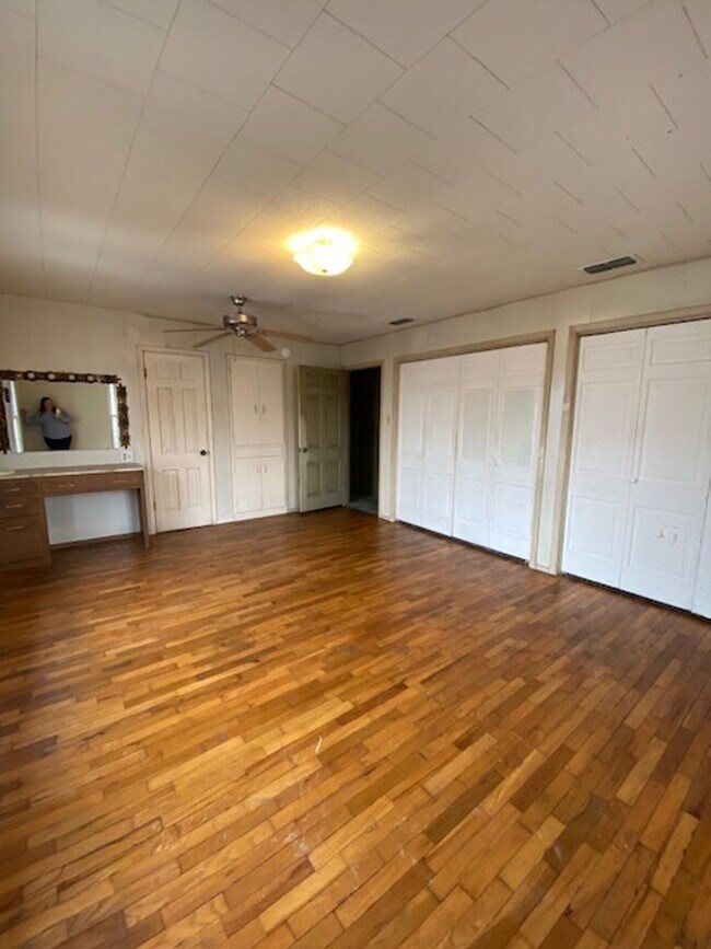 Building Photo - 11 N Anglin St