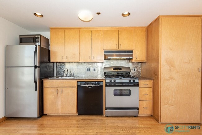 Building Photo - Mission District: Top Floor Loft w/ Roof Deck, Parking & W/D in unit