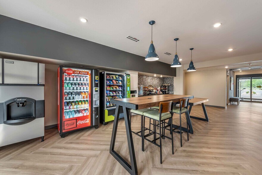 Building Photo - Furnished Studio-Colorado Springs - Center Park