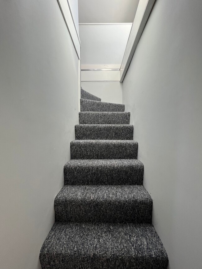 stairsb - 86 Hampshire St