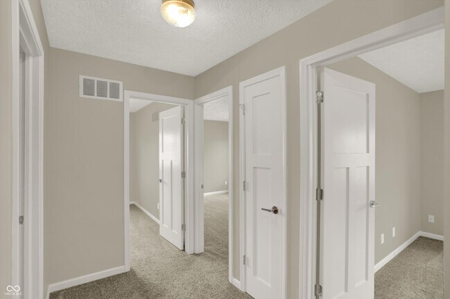 Building Photo - 3037 Golfview Dr