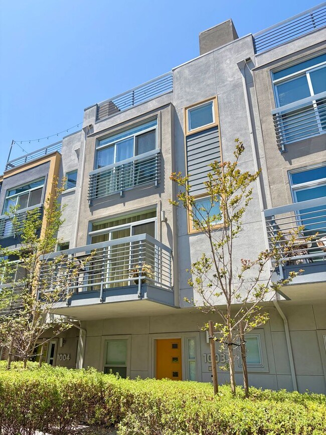 Building Photo - Furnished 3-BR/3-BA Townhouse w/ Giant Roof deck, 2-Car Garage, EV Hookup