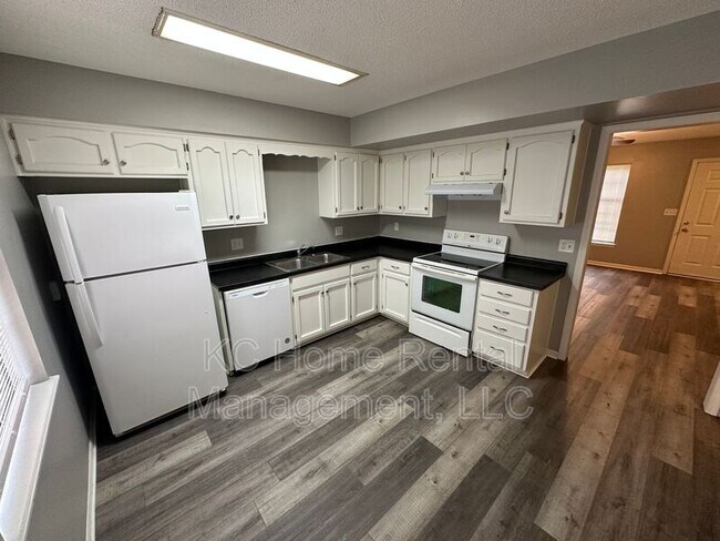 Building Photo - 808 SW Meadowridge Dr