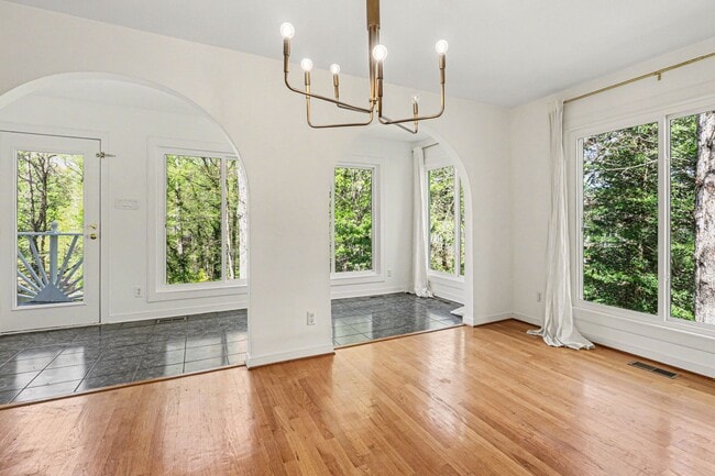 Building Photo - Large 4 Bedroom/2 Bathroom Home in Bon Air ***Available Early/Mid April***