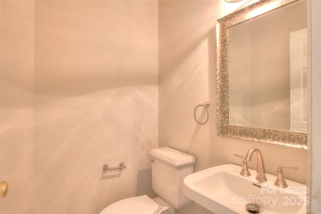 Building Photo - 1222 Weddington Hills Dr