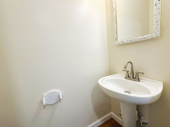 Building Photo - 10 Friar Tuck Ln