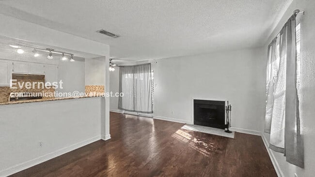 Building Photo - 2 Bed, 1.5 Bath Apartment with Carport / Pet-Friendly / Available Now!