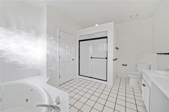 Building Photo - 1086 Pine Grove Ave NE