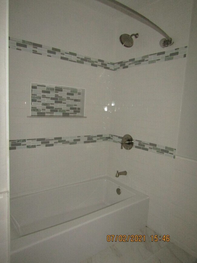 Building Photo - $200.00 off full month's rent...MACARTHUR ...