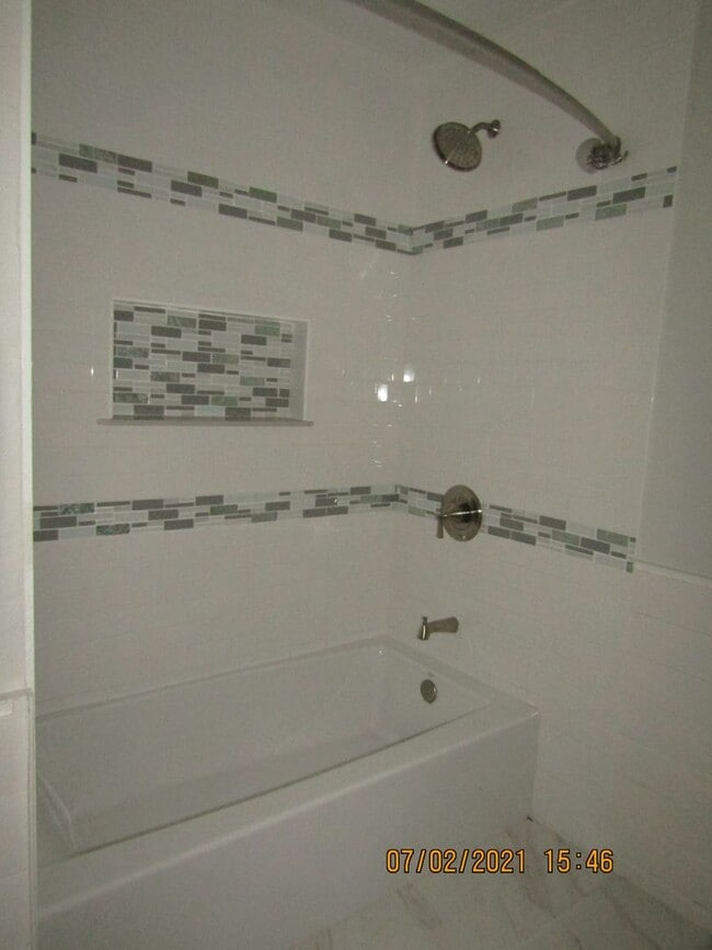Building Photo - MACARTHUR AREA!! PETS NEGOTIABLE WITH OWNE...