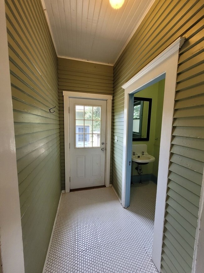 Building Photo - Charming Home in the York Neighborhood