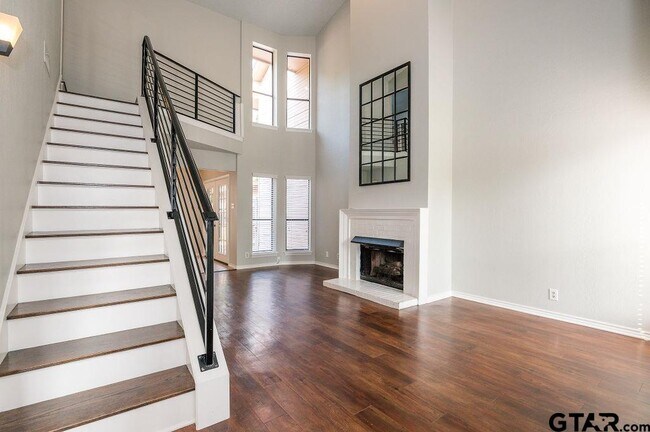 Building Photo - 5809 Hollytree-