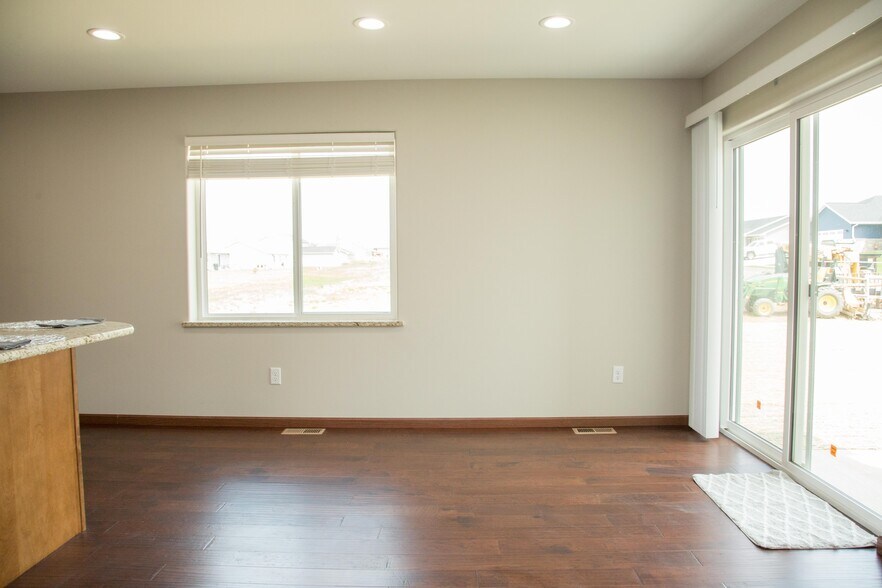 Building Photo - 6333 Pawnee Ln