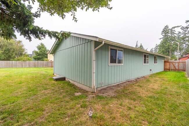 Building Photo - Updated 3 Bedroom, 2 Bath Home with Spacio...