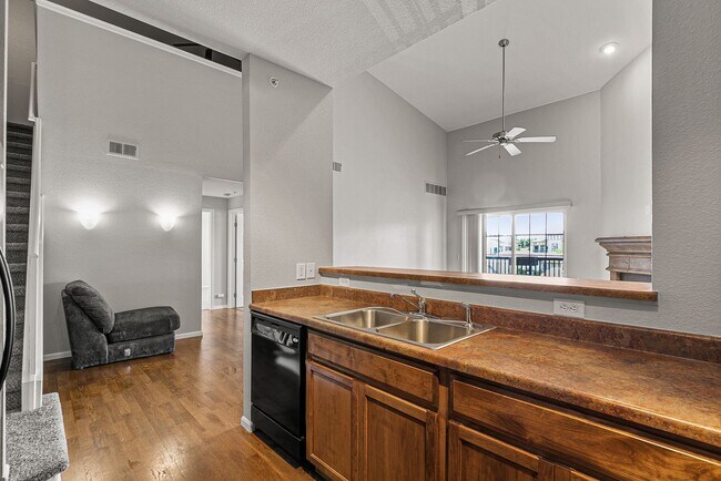 Building Photo - Awesome Penthouse Condo in Town Center Terrace!