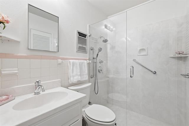 Building Photo - 808 Bridle Ave