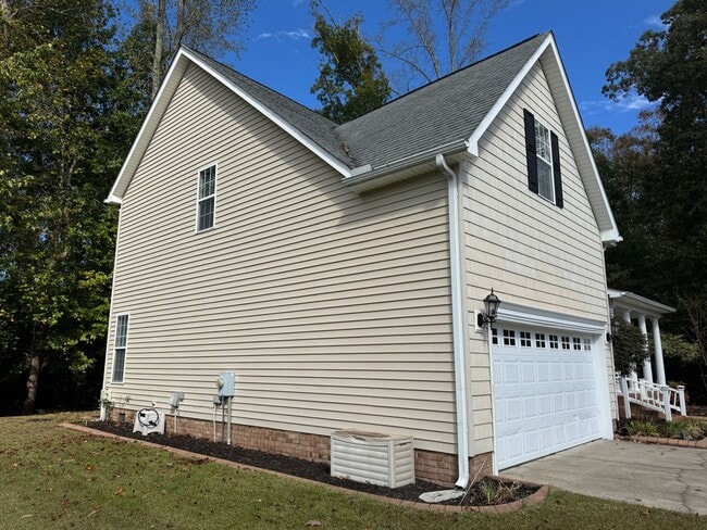 Building Photo - Beautiful Home in River Bluffs