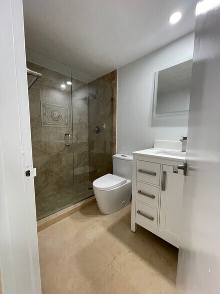 Building Photo - 999 Brickell Bay Dr