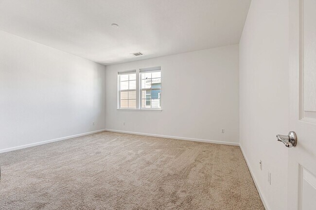 Building Photo - 1,331 sq ft with 2 on-suite bedrooms and o...