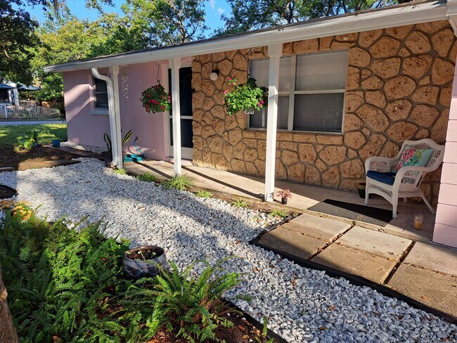 Building Photo - Charming 2-bedroom, 1-bath home