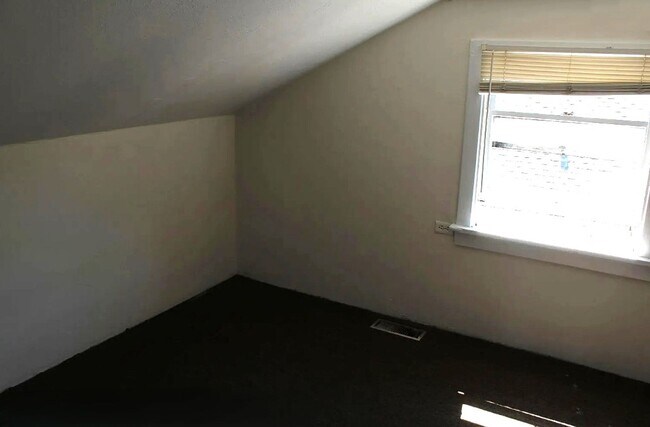 Building Photo - 6 bedroom, 2 Bath Home Available in August!