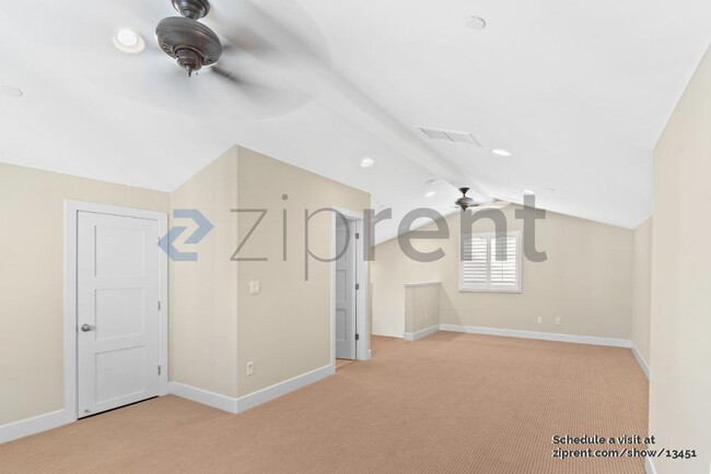 Building Photo - Unit