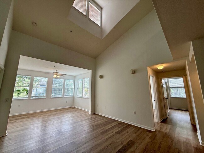 Building Photo - Bright and updated 3-bedroom, 2-bath condo