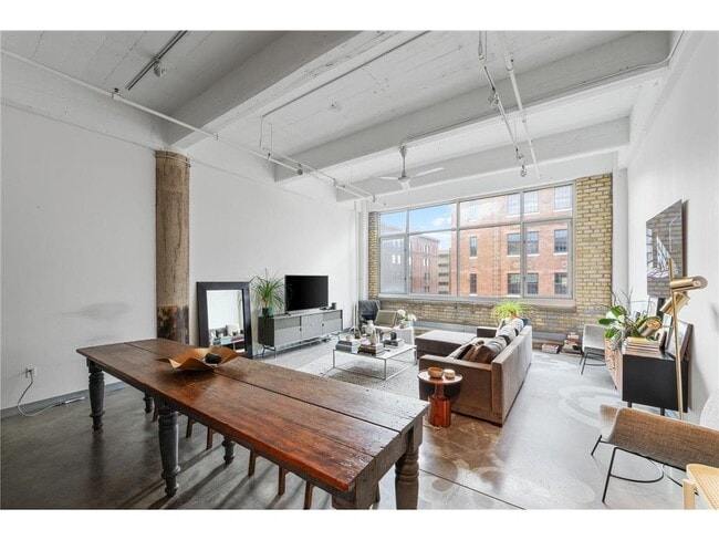 Building Photo - 700 N Washington Ave