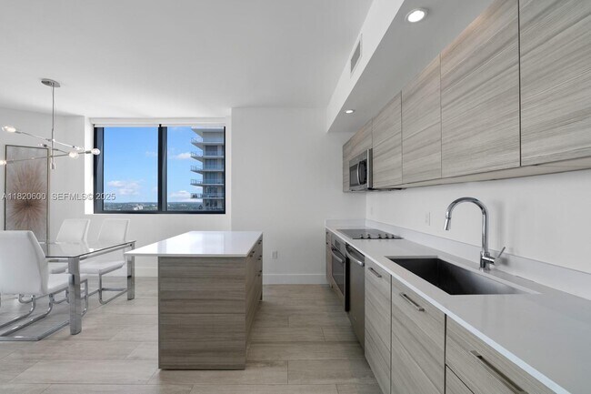 Building Photo - 121 NE 34th St