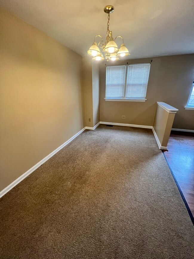 Building Photo - Classic 3 Bedroom with Washer/Dryer | Ches...